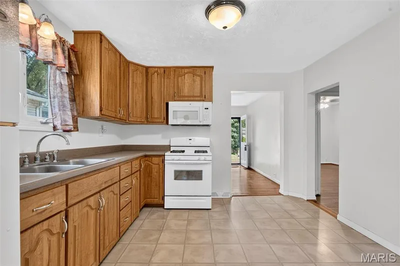 1128 Hall Street, St Charles, MO 63301 — listing photo 6 of 25