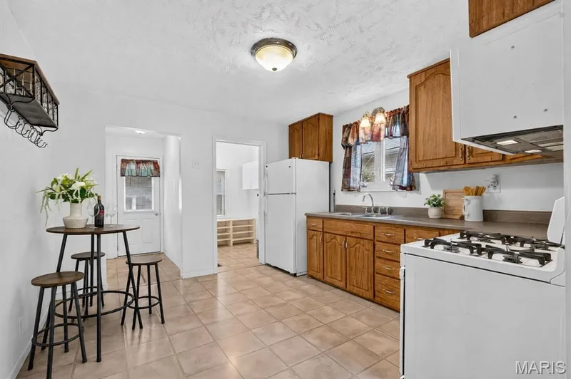 1128 Hall Street, St Charles, MO 63301 — listing photo 7 of 25