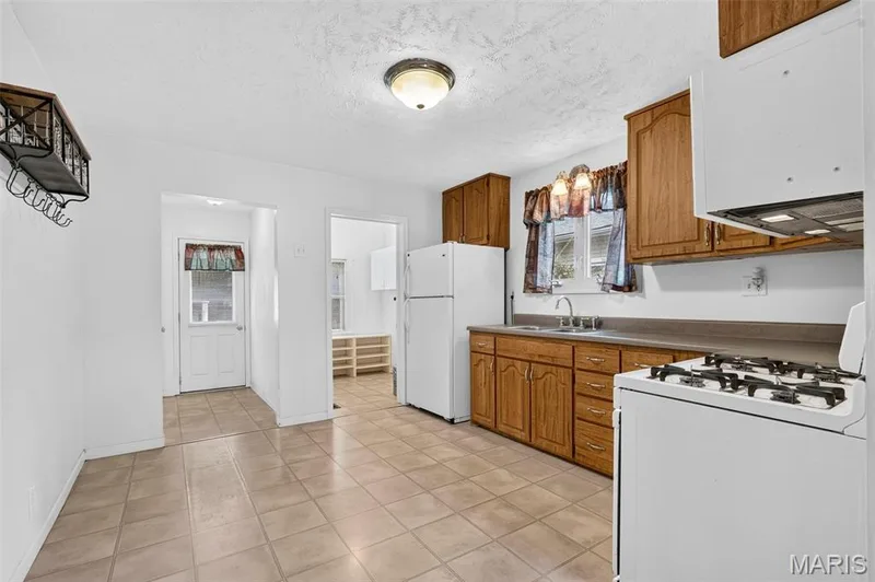 1128 Hall Street, St Charles, MO 63301 — listing photo 8 of 25