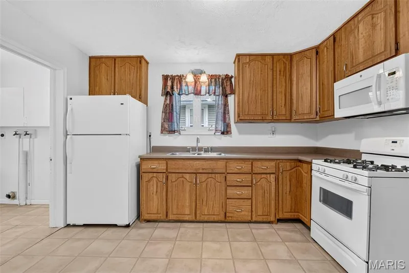 1128 Hall Street, St Charles, MO 63301 — listing photo 9 of 25