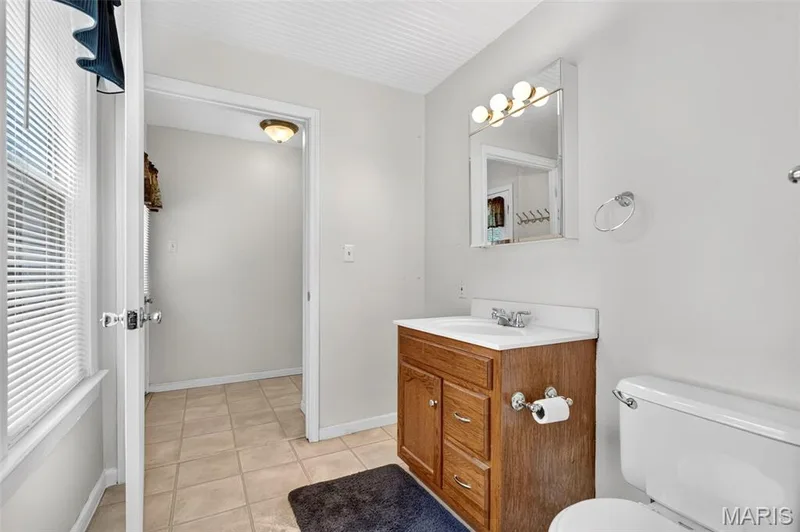 1128 Hall Street, St Charles, MO 63301 — listing photo 14 of 25