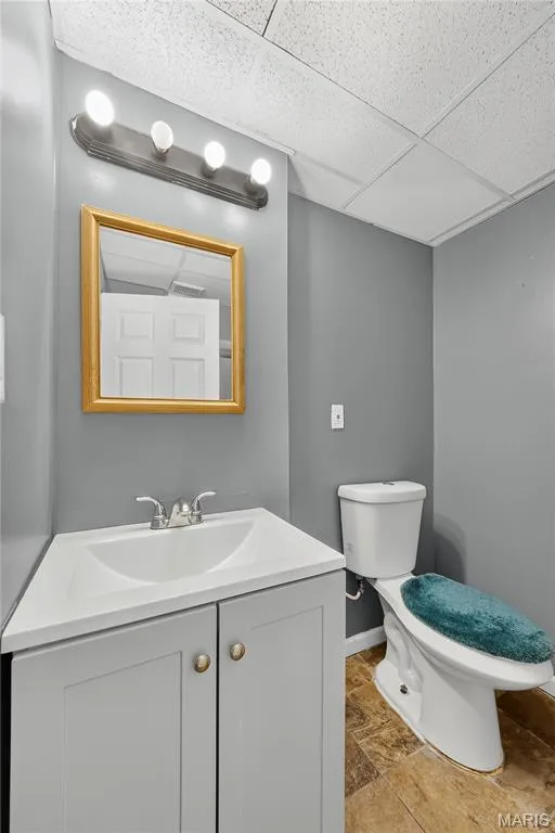 Corner vanity with a white basin and chrome faucet, under-sink storage, and a framed mirror with overhead lighting — 934 Annabrook Park Drive, O'Fallon, MO 63366