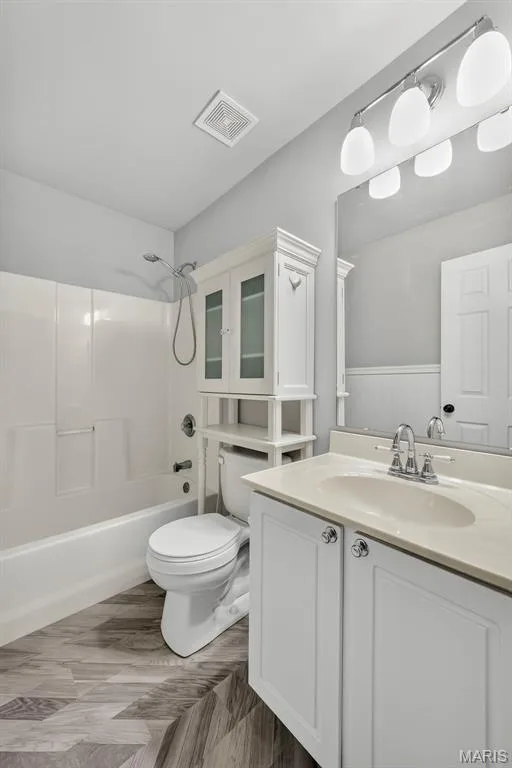 Hall bath — 1035 Providence Pointe Drive, Wentzville, MO 63385