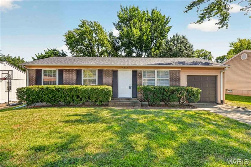 Brick & frame construction. Architectural shingled roof. — 2428 Golfway Drive, St Charles, MO 63301