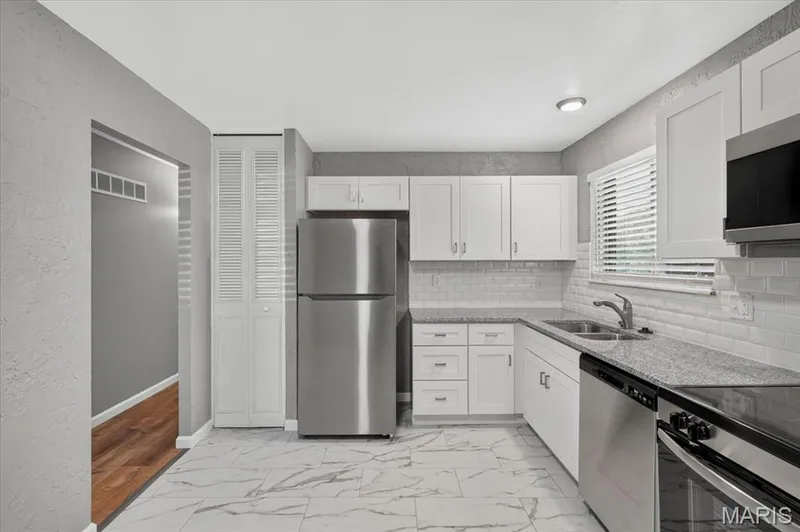 Pantry, stainless steel appliances & updated soft close kitchen cabinets. — 2428 Golfway Drive, St Charles, MO 63301