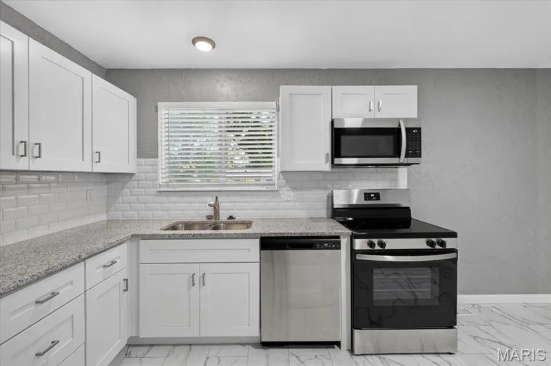 Hard surface counters & ceramic tile backsplash. — 2428 Golfway Drive, St Charles, MO 63301