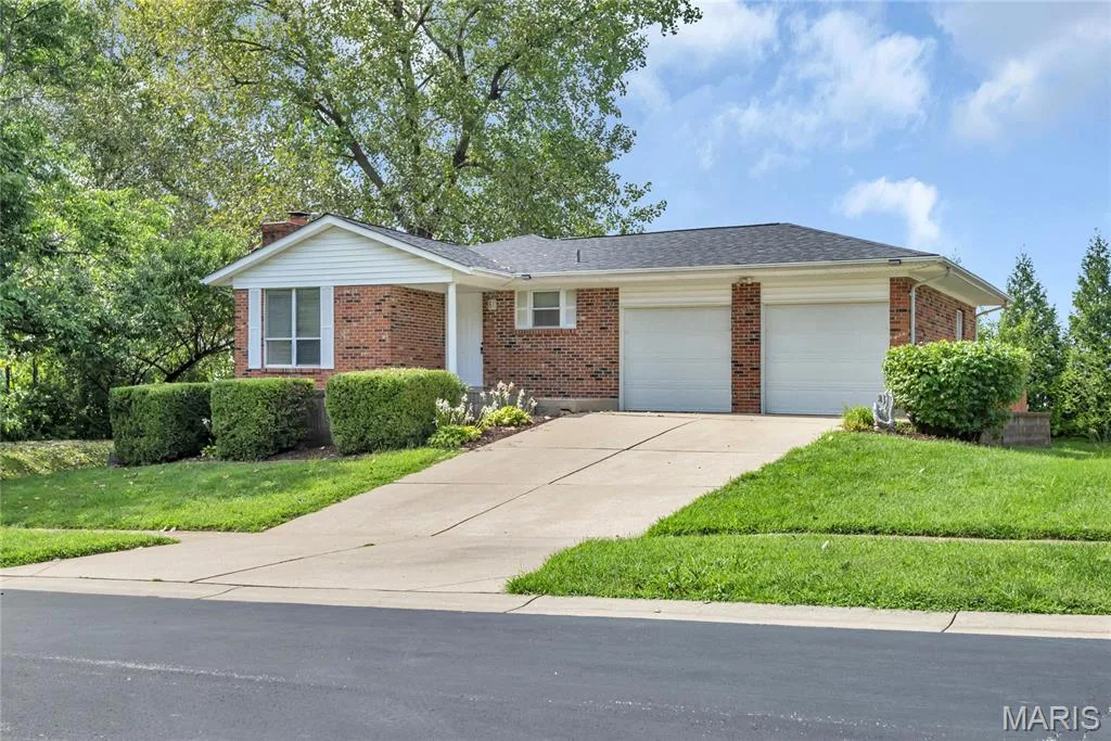 Nice brick ranch-style home. — 1401 Tamarack Drive, St Charles, MO 63301