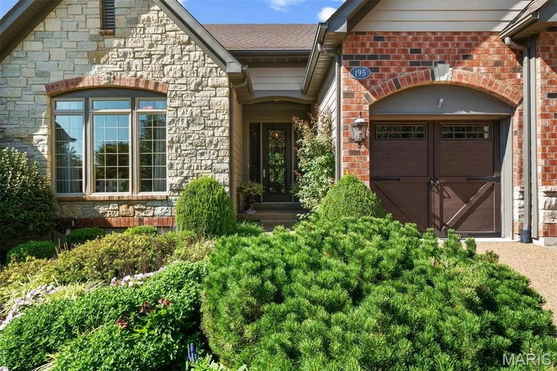 195 Kendall Bluff Court, Chesterfield, MO 63017 — listing photo 2 of 28