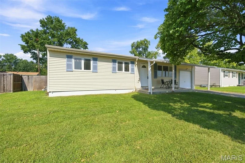 3319 Royal Domain Drive, St Charles, MO 63301 — listing photo 2 of 38