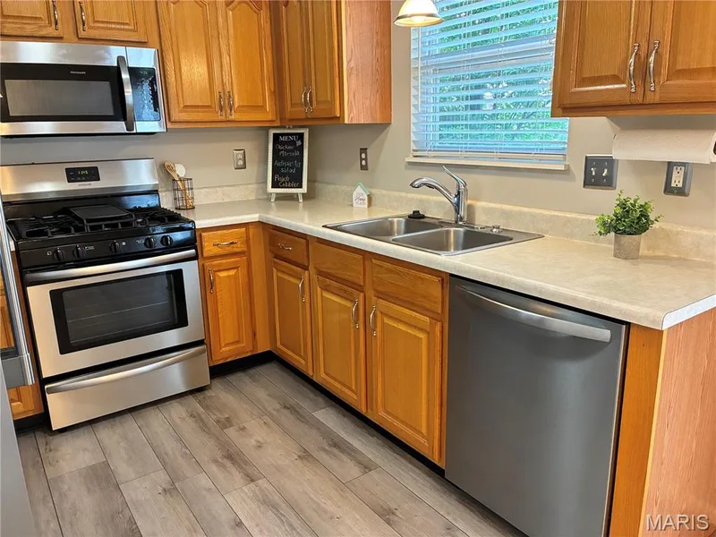 221 Stone Run Boulevard, Wentzville, MO 63385 — listing photo 9 of 29