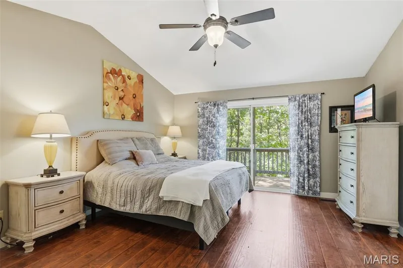 Primary bedroom w/sliding door to deck. — 3311 Pine Cliff Road, Wildwood, MO 63038
