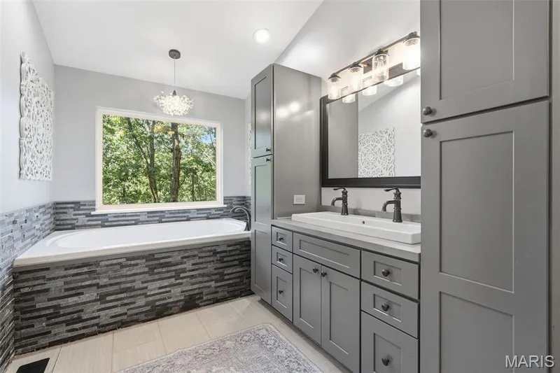 Updated Primary Bath w/Jet tub — 3311 Pine Cliff Road, Wildwood, MO 63038