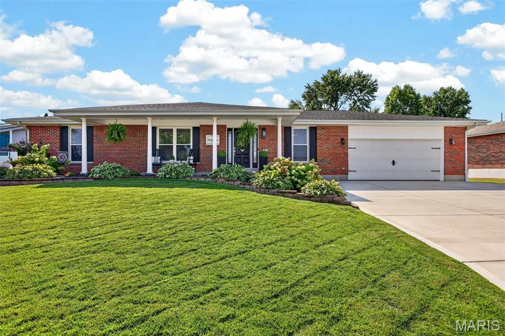 931 Quince Drive, St Charles, MO 63301 — listing photo 1 of 36