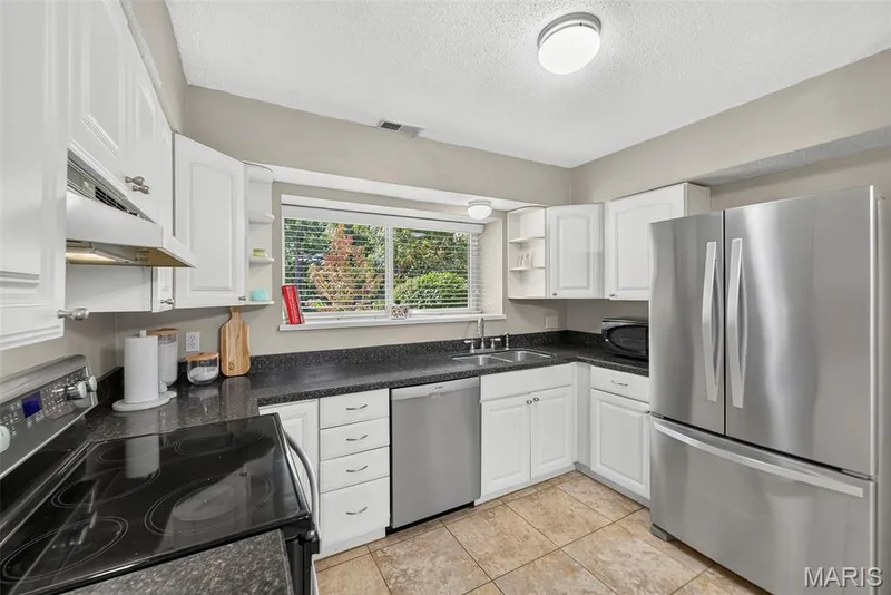 Stainless steel appliances — 1 Rue De Paix #6, Lake St. Louis, MO 63367