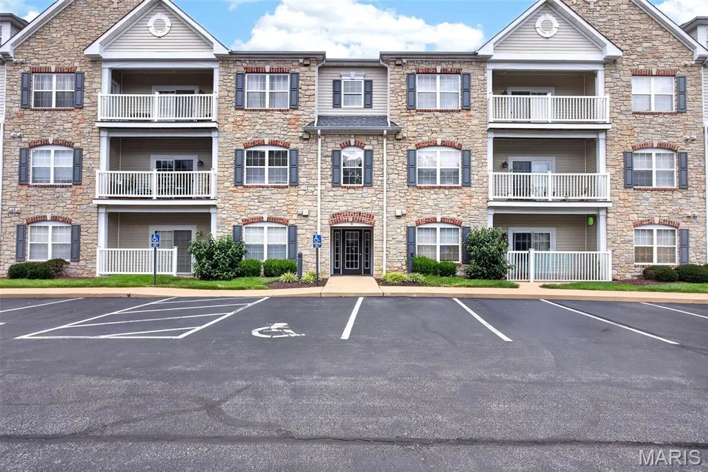 6 Monarch Trace Court #304, Chesterfield, MO 63017 — listing photo 1 of 27