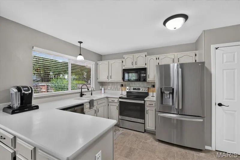 2713 Sundowner Drive, St Charles, MO 63303 — listing photo 3 of 24