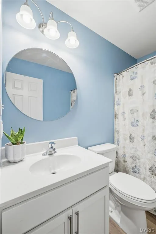 Hallway Full Bath — 1064 Dyess Way, St Charles, MO 63301