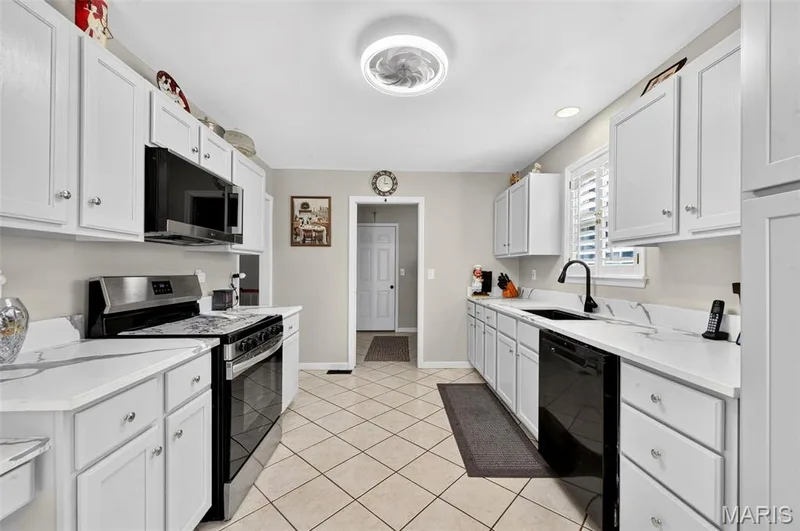 2417 S Lakeridge Court #14, Lake St. Louis, MO 63367 — listing photo 12 of 34