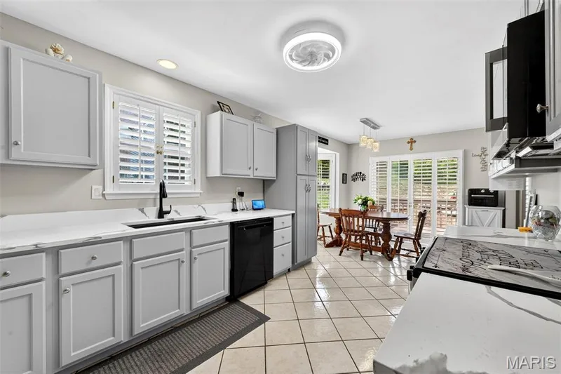 2417 S Lakeridge Court #14, Lake St. Louis, MO 63367 — listing photo 7 of 34