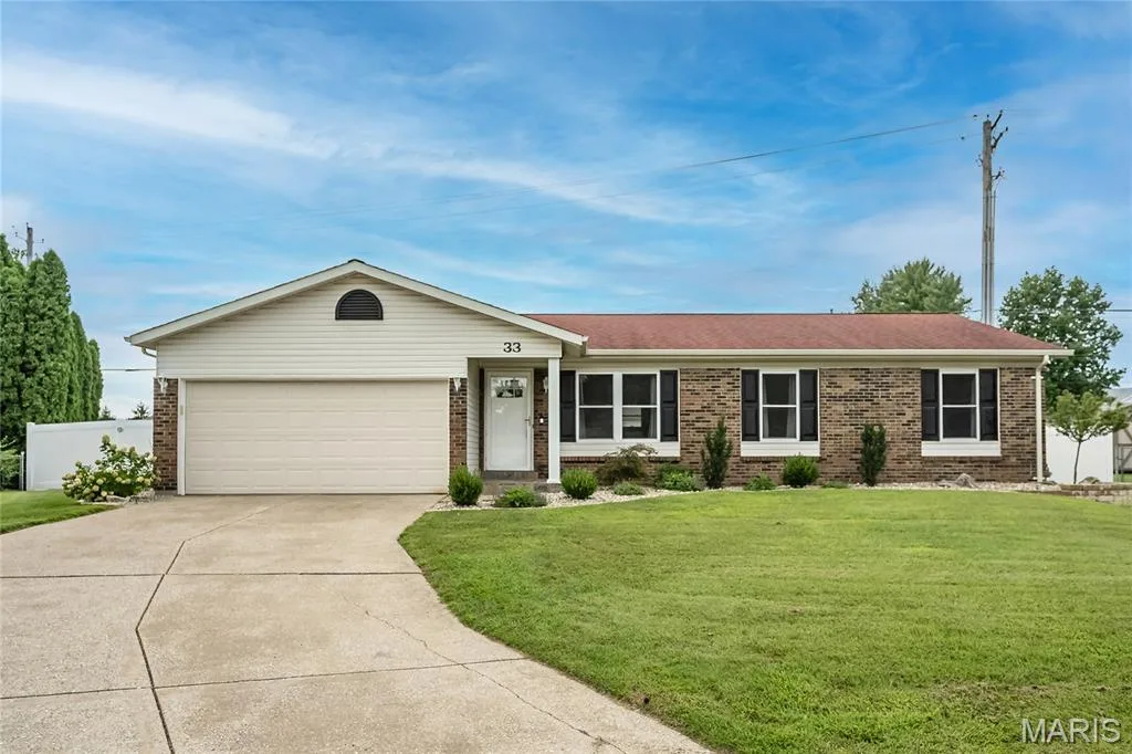 33 W Garden Walk Drive, St Peters, MO 63376 — listing photo 1 of 38