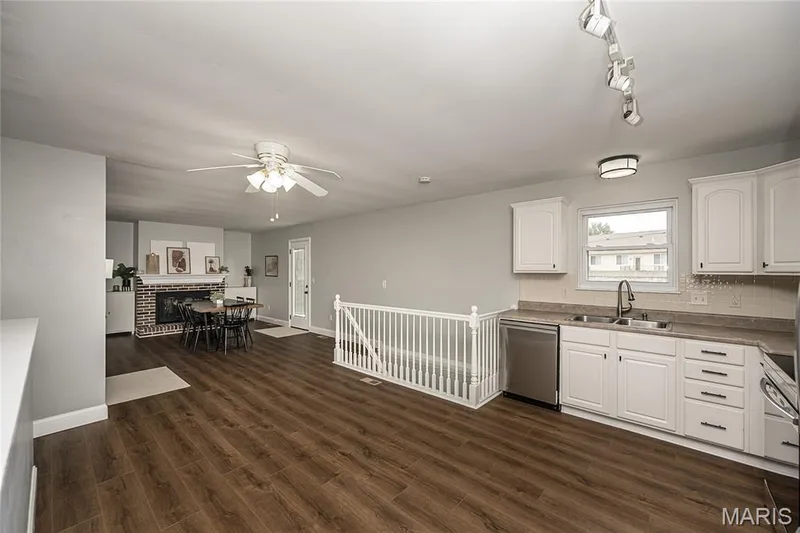 33 W Garden Walk Drive, St Peters, MO 63376 — listing photo 8 of 38