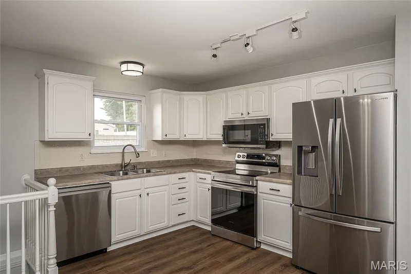 33 W Garden Walk Drive, St Peters, MO 63376 — listing photo 10 of 38