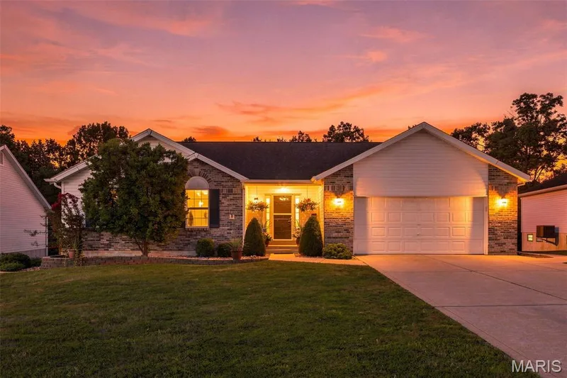 1018 Reddington Timbers Drive, St Charles, MO 63304 — listing photo 1 of 31