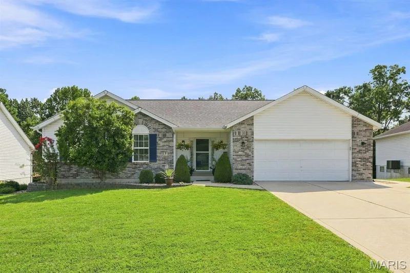 1018 Reddington Timbers Drive, St Charles, MO 63304 — listing photo 2 of 31