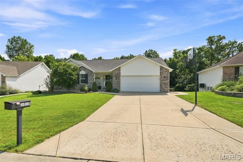 1018 Reddington Timbers Drive, St Charles, MO 63304 — listing photo 3 of 31