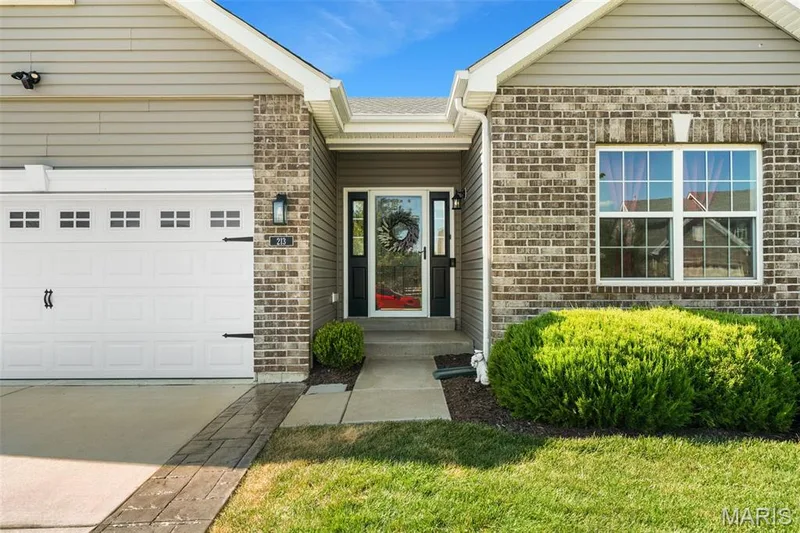 Come inside and stay a while! — 213 Charlestowne Place Drive, St Charles, MO 63301