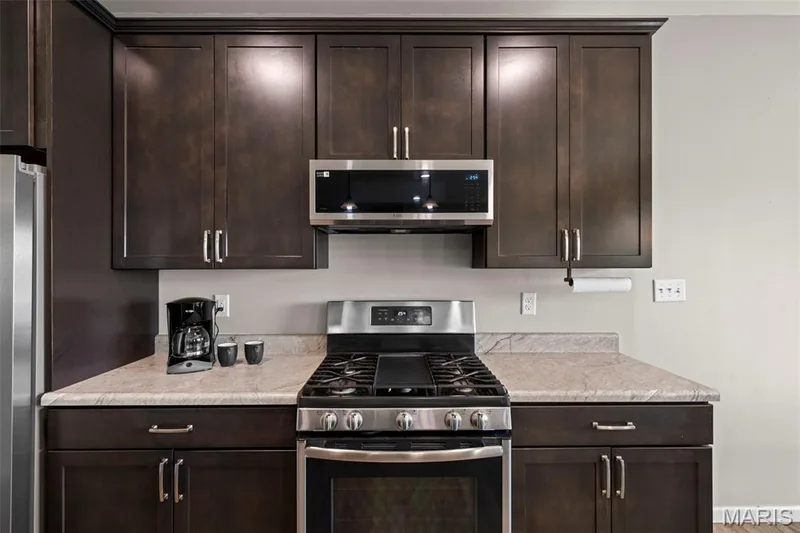 The chef will love cooking with gas — 213 Charlestowne Place Drive, St Charles, MO 63301