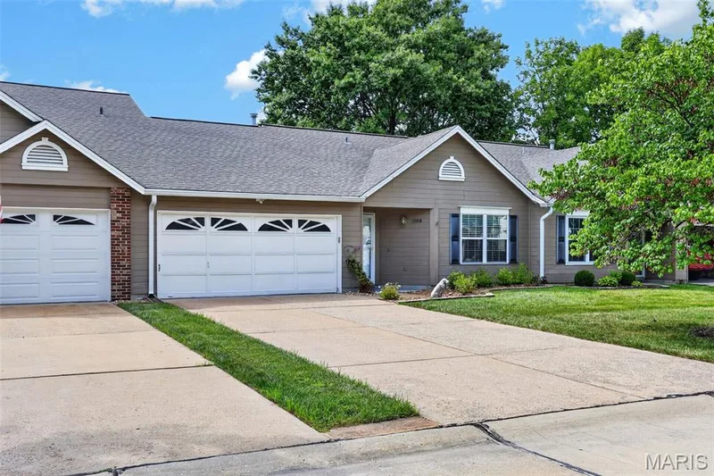 1359 Kyle Drive #14B, St Charles, MO 63304 — listing photo 2 of 38