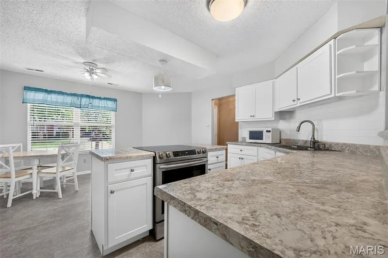 1359 Kyle Drive #14B, St Charles, MO 63304 — listing photo 4 of 38