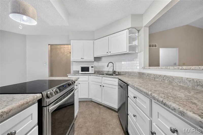 1359 Kyle Drive #14B, St Charles, MO 63304 — listing photo 5 of 38