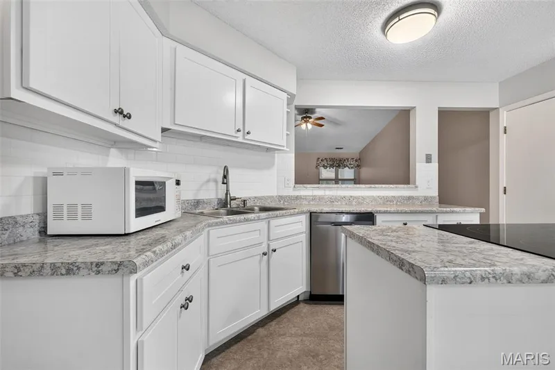 1359 Kyle Drive #14B, St Charles, MO 63304 — listing photo 6 of 38