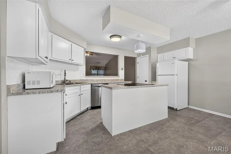 1359 Kyle Drive #14B, St Charles, MO 63304 — listing photo 7 of 38