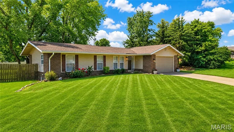 4 W Cheshire Drive, St Charles, MO 63303 — listing photo 2 of 63