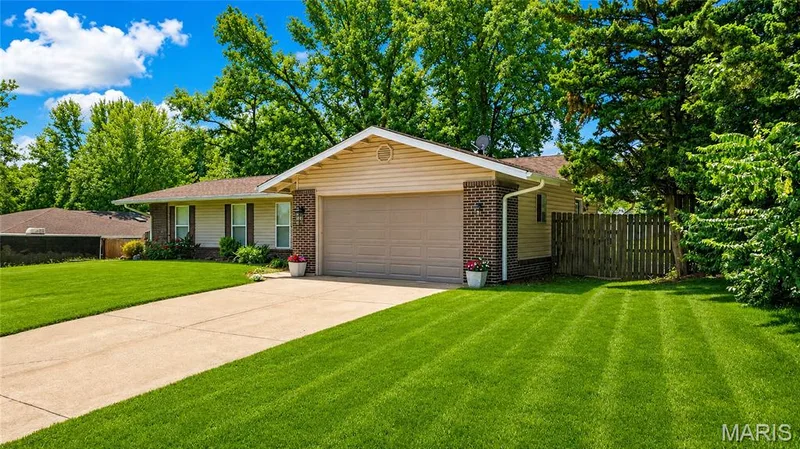 4 W Cheshire Drive, St Charles, MO 63303 — listing photo 3 of 63