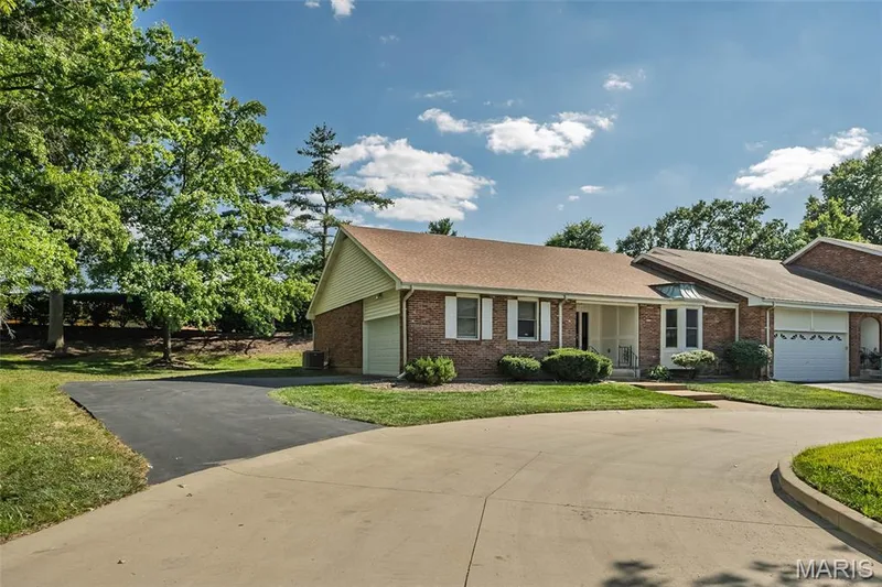 Newly renovated ranch in Woodfield Villa Community. — 2477 Baxton Way, Chesterfield, MO 63017