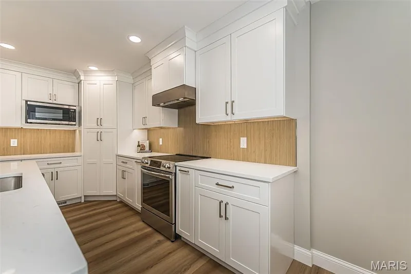 New stainless appliances and a customized vent hood. — 2477 Baxton Way, Chesterfield, MO 63017
