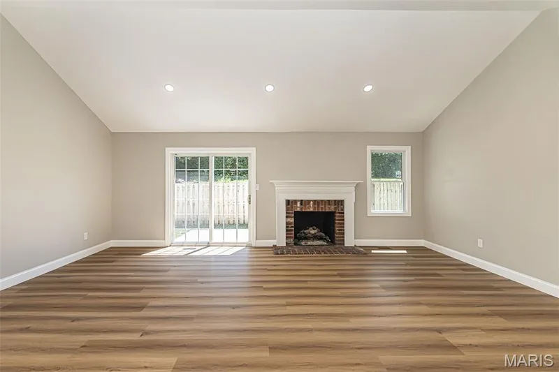 Lots of natural light, vaulted ceilng and space — 2477 Baxton Way, Chesterfield, MO 63017