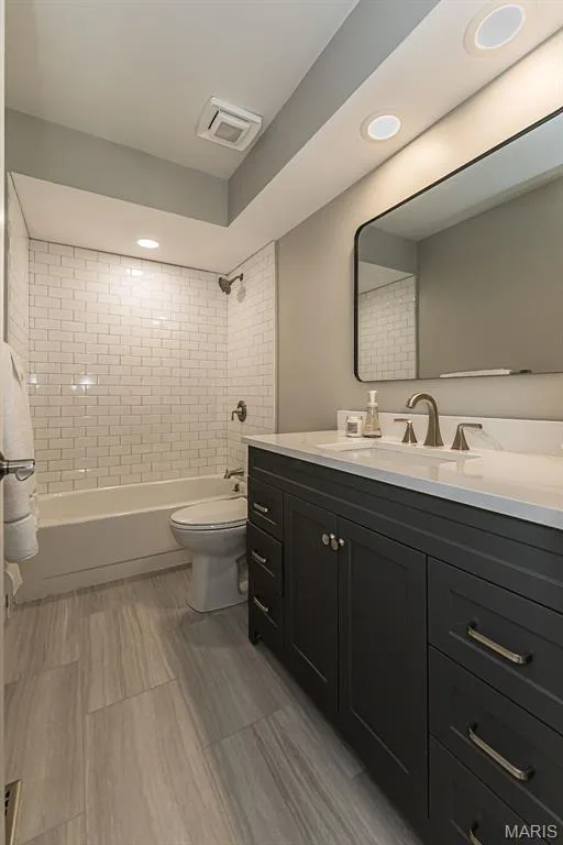 Hall bath newly renovated with large vanity, tub/shower with subway tiles — 2477 Baxton Way, Chesterfield, MO 63017