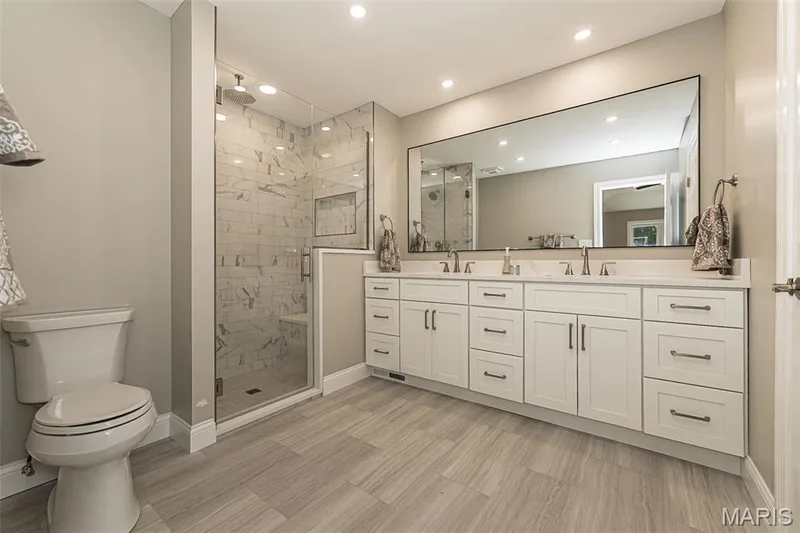 Huge double sink vanity. — 2477 Baxton Way, Chesterfield, MO 63017