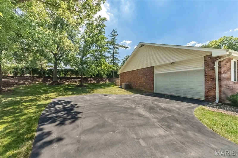 Side entry two car garage! — 2477 Baxton Way, Chesterfield, MO 63017