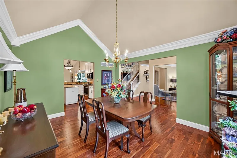 Cathedral vaulted ceiling with crown molding — 730 Longfellow Circle, O'Fallon, MO 63366