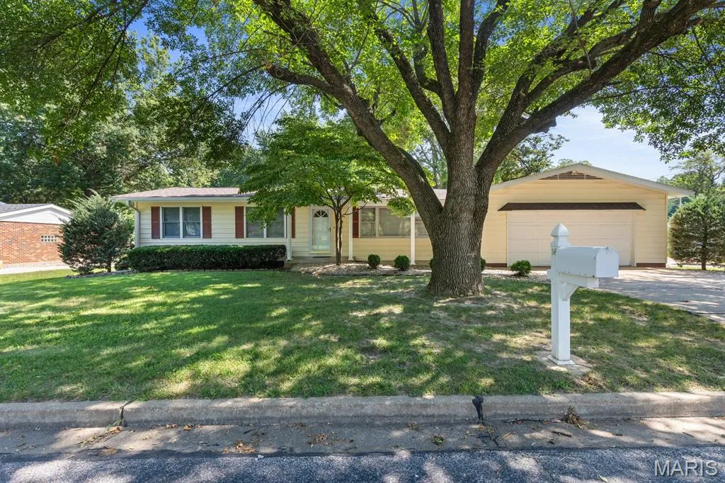 Conveniently location with super easy access to Hwy 70 — 14 Connie Drive, St Charles, MO 63301