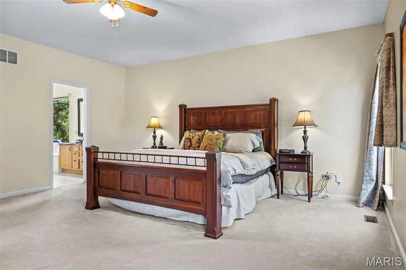 17835 Westhampton Woods Drive, Chesterfield, MO 63005 — listing photo 5 of 37