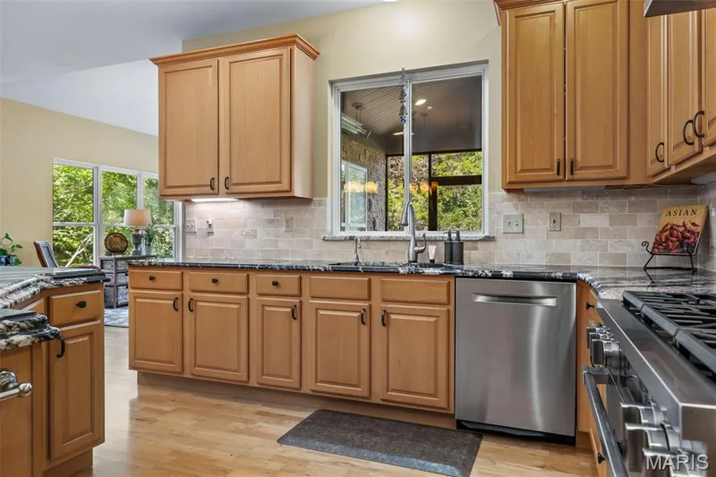 17835 Westhampton Woods Drive, Chesterfield, MO 63005 — listing photo 16 of 37