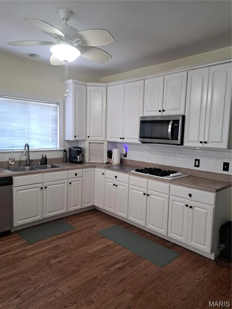 Gas Cooktop and microwave — 14001 Eagle Manor Court, Chesterfield, MO 63017