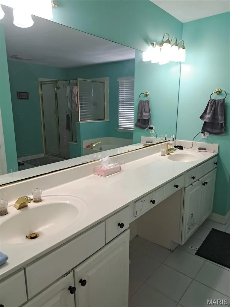 Large Primary Bath with water closet — 14001 Eagle Manor Court, Chesterfield, MO 63017